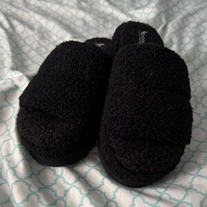 Koolaburra Black Fuzzy Footwear